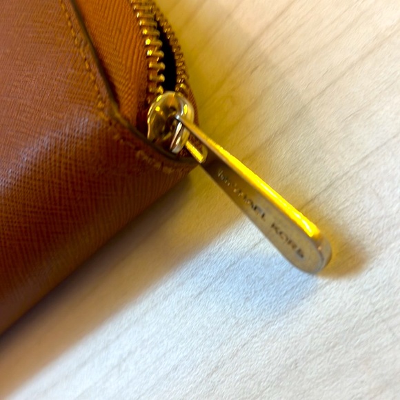 MK Jet Set Saffiano Large Traveling Leather
 Wallet Pre-Owned Great Condition - Picture 8 of 10